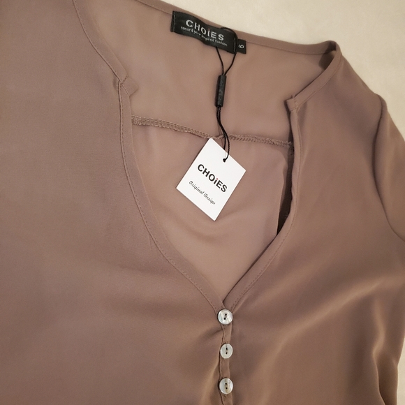 Cream/tan color blouse - Picture 2 of 3